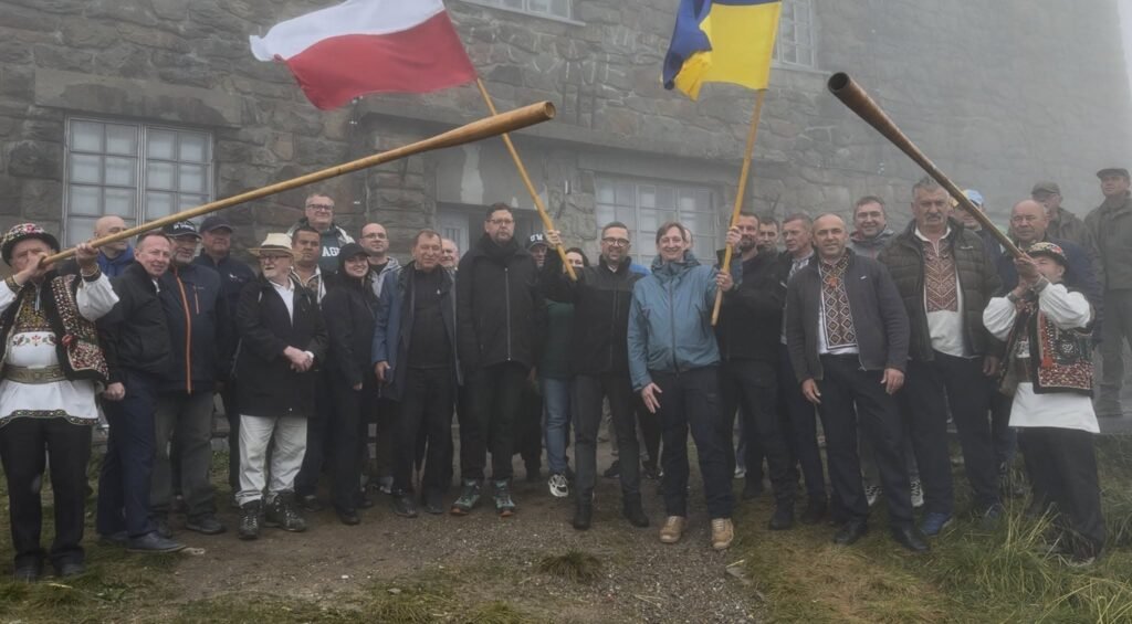 Піп Іван центр відкритий спільно Україною та Польщею на вершині Карпат