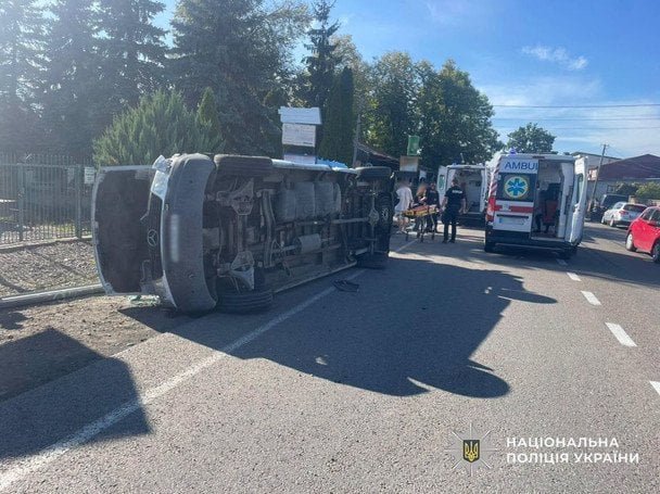 ДТП Закарпаття: автобус після зіткнення з вантажівкою на дорозі регіону