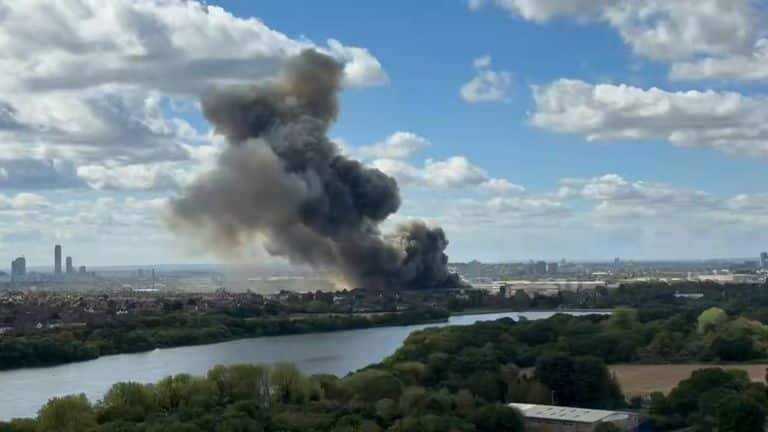 пожежа Лондон паралізувала роботу метро та залізничних ліній у центрі міста