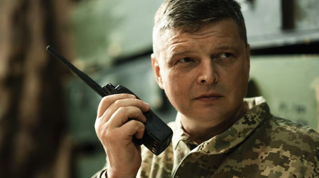 Комбат бригади Ахіллес у військовій формі на передовій під час виконання бойового завдання