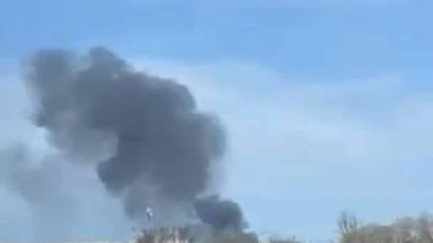 Пожежа на складі Ozon у Бєлгороді після удару — клуби диму над будівлею