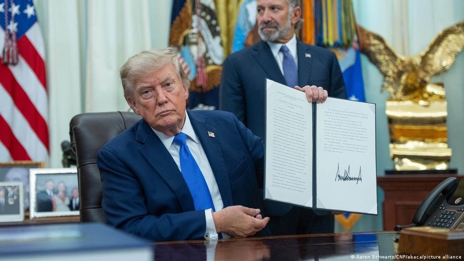 Трамп підписує указ щодо обмеження громадянства за народженням у США