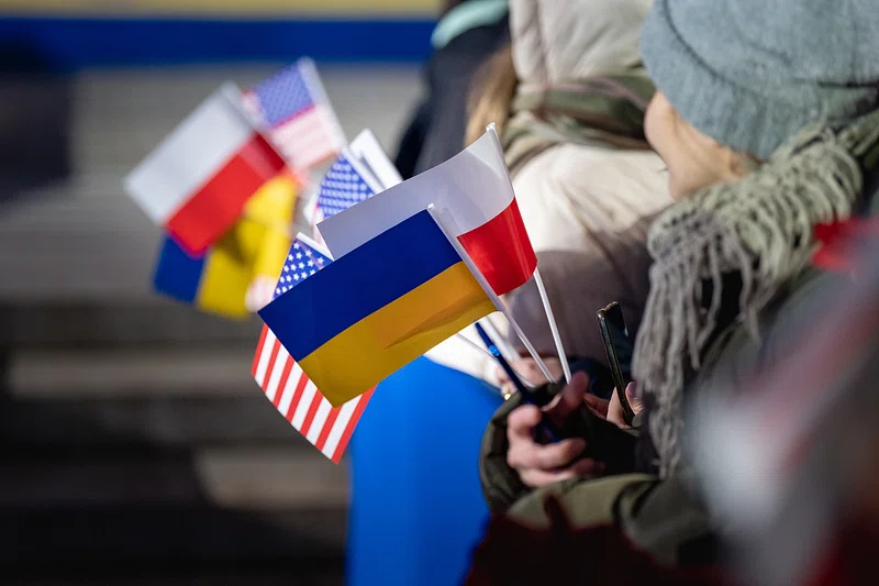українці у Польщі на вулиці міста під час громадського заходу без ознак напруженості