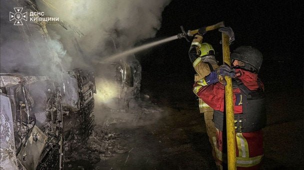 дрони Київщина атака РФ — згорілі вантажівки після нічного удару по регіону