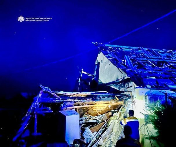 Рятувальники витягують людей з-під завалів після удару по Дніпру