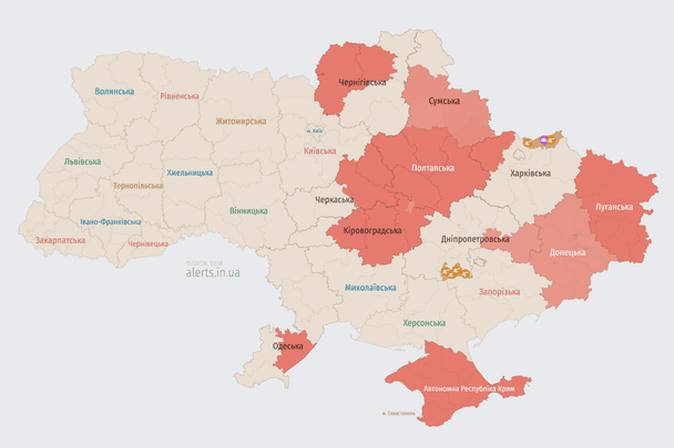 повітряна тривога в Україні під час атаки БпЛА — рух дронів на карті країни