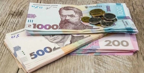 жінка оформлює пенсію стаж 25 років документи у пенсійному фонді України