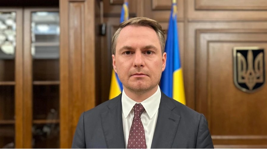 Кравченко підписує підозру директору НАБУ Кривоносу під час офіційної процедури
