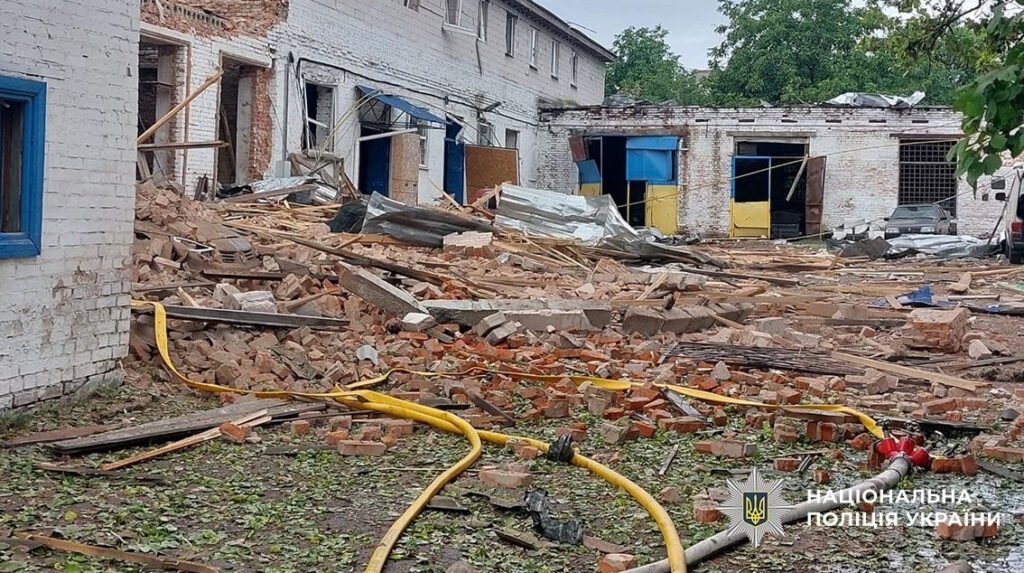 удар Прилуки — зруйновані склади агропідприємства після російського обстрілу, троє загиблих
