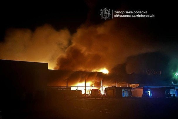 удар Запоріжжя по супермаркету спричинив масштабну пожежу в місті
