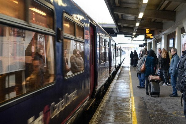 Пасажири евакуюються через вікна вагона під час Metro-North інцидент на залізничній станції