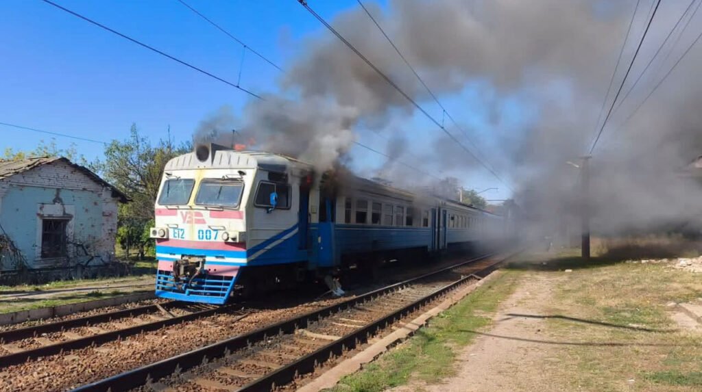 удар по електричці на Харківщині двоє людей отримали поранення внаслідок атаки