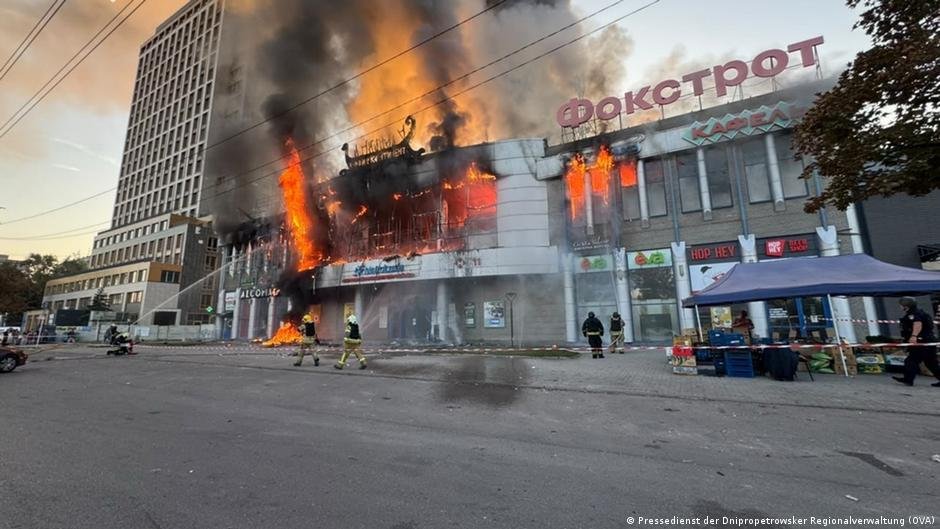 удар по Дніпру — пошкоджений торговельний центр після ракетного обстрілу РФ