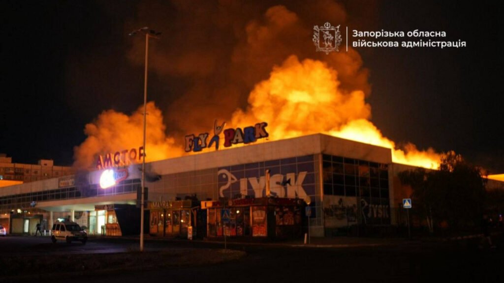 удар Запоріжжя по ТЦ Амстор наслідки обстрілу двоє поранених