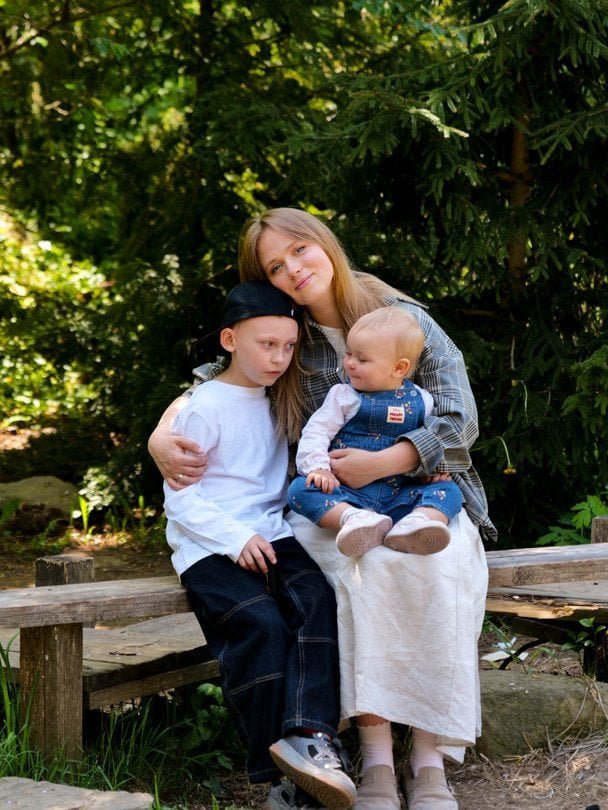 Анна Кошмал з дітьми відпочиває на природі під час сімейної прогулянки