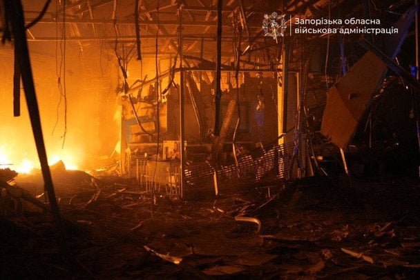 атака дронів Запоріжжя — пожежа у торговельному центрі після удару російських безпілотників