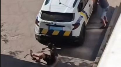 Поліцейське авто під час мобілізації у Кам'янському переїхало чоловіка на вулиці міста