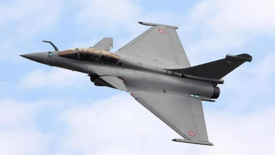 Український пілот біля винищувача Rafale під час навчань у Франції — Rafale Україна