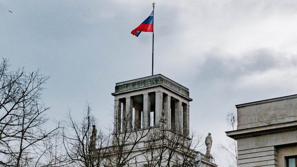 російські дипломати ЄС на тлі будівлі Європейського парламенту під час обговорення обмежень пересування