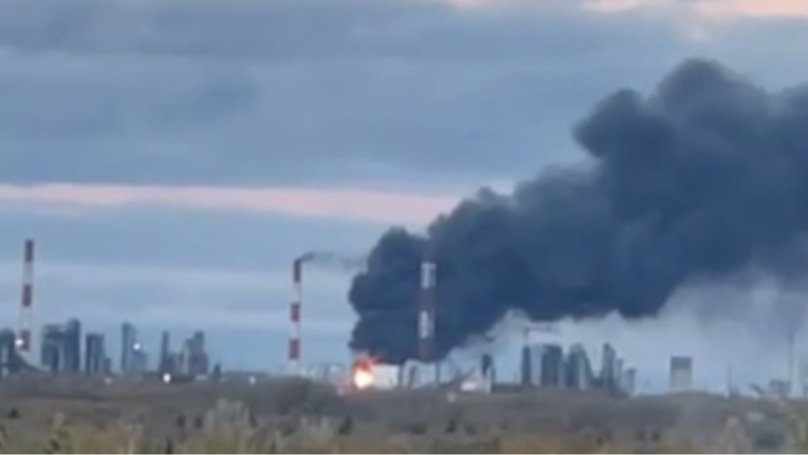 удари по НПЗ Росії в Омську та Ухті підтверджені Зеленським під час брифінгу
