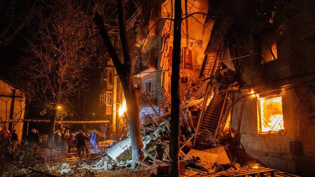 Обстріл Харкова: зруйнований під'їзд житлового будинку після ракетного удару, 11 постраждалих
