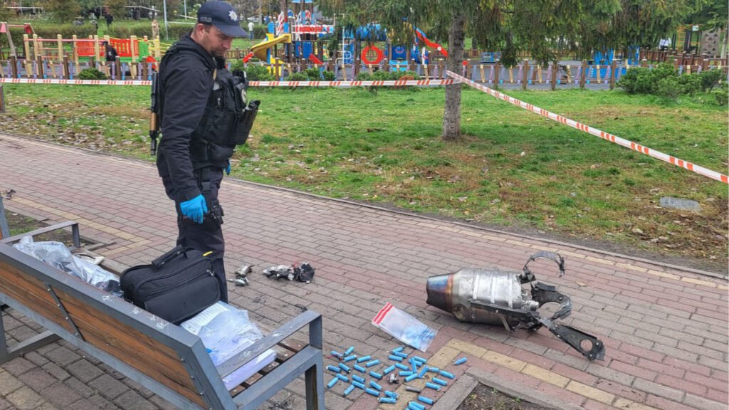 Уламки дрона в київському парку після нічної атаки — двоє людей отримали поранення