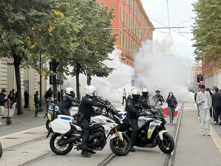 протести Франція поліція застосовує водомети проти демонстрантів на вулицях міста