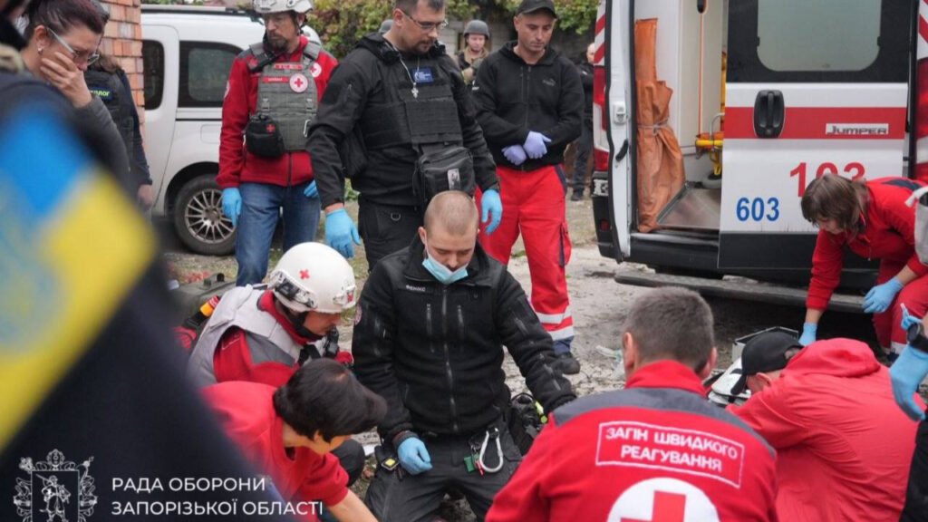 Запоріжжя обстріл — рятувальники працюють на місці зруйнованої будівлі після ракетного удару