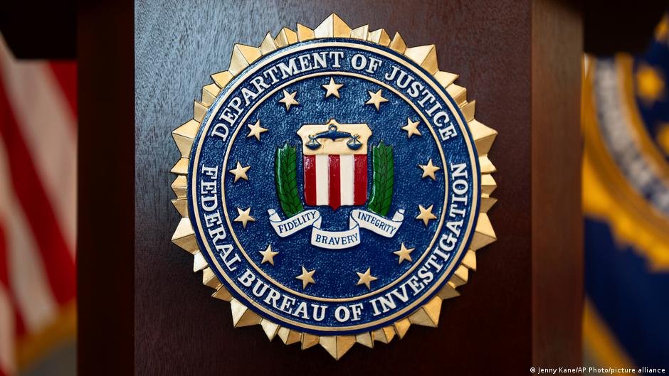 Колишні агенти ФБР звільнення після розслідувань справ Трампа подають до суду