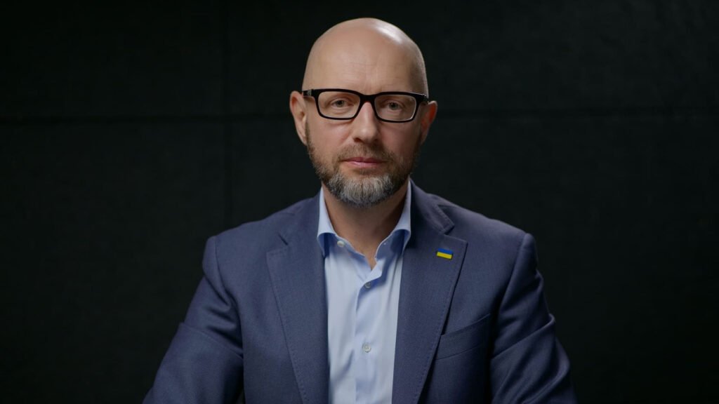 Яценюк обговорює бюджет України війна та фінансування армії під час збройного конфлікту