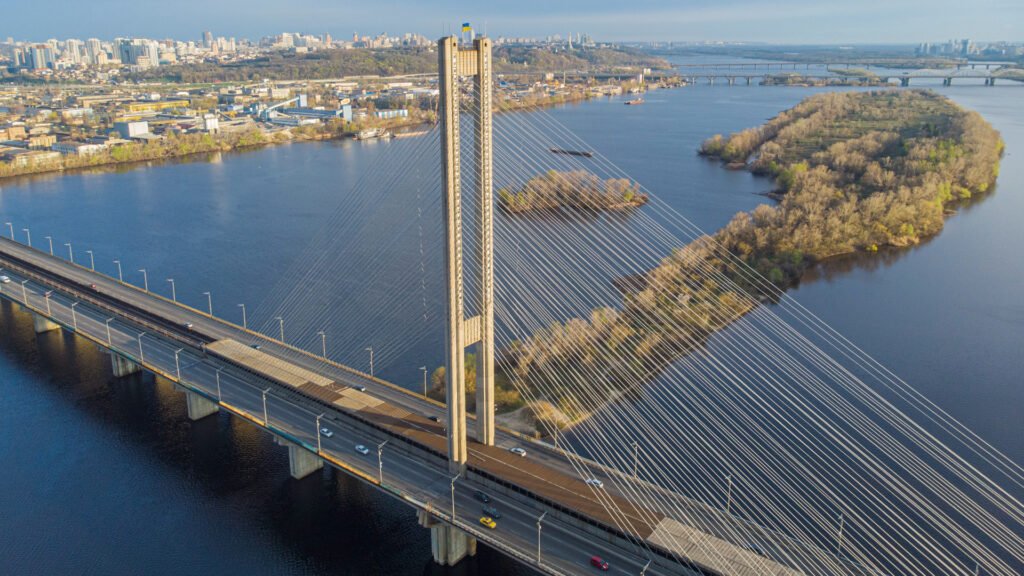 Південний міст Київ перекрито для руху транспорту в обидва напрямки