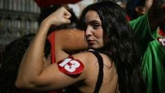 Лула да Сілва святкує перемогу на виборах Бразилія 2022 року перед натовпом прихильників
