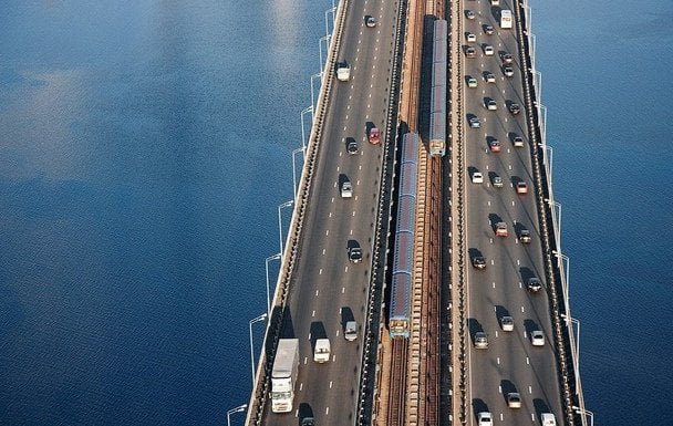 Південний міст Київ після атаки — зміни у русі міського транспорту