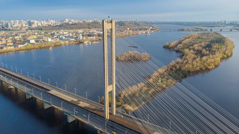 понтонна переправа Київ через річку Дніпро під час будівельних робіт