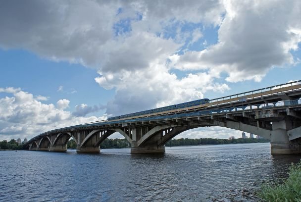 атаки на мости України з боку РФ — зруйнований міст після російського удару