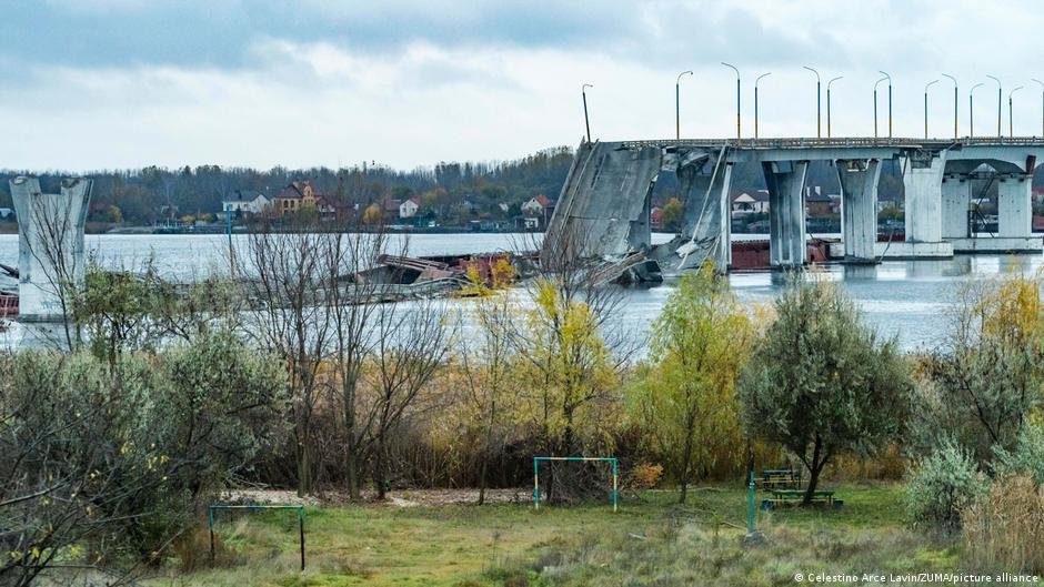 дрон доставляє гумдопомогу в окуповані Олешки від НГУ